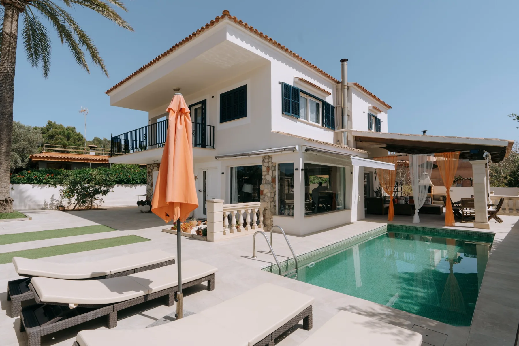 Fachada y piscina de Villa Levante