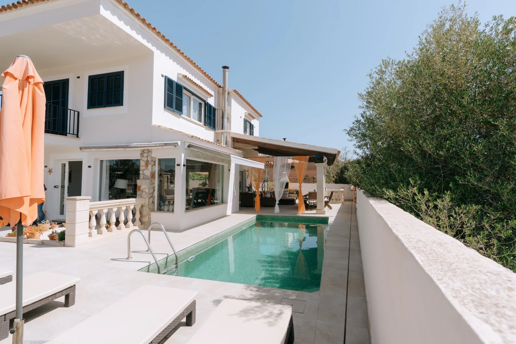 Terraza cubierta y piscina de Villa Levante