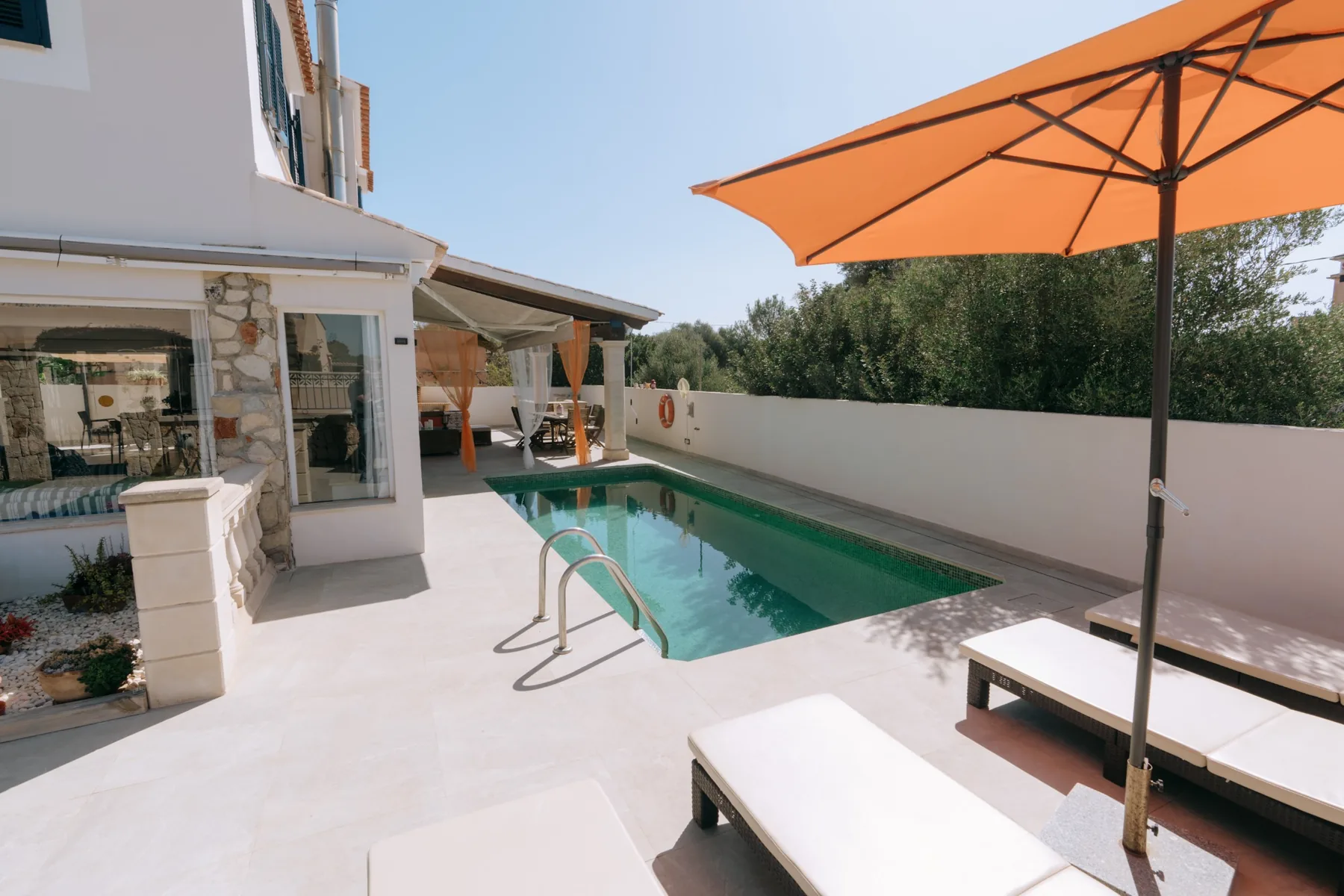 Piscina y exterior