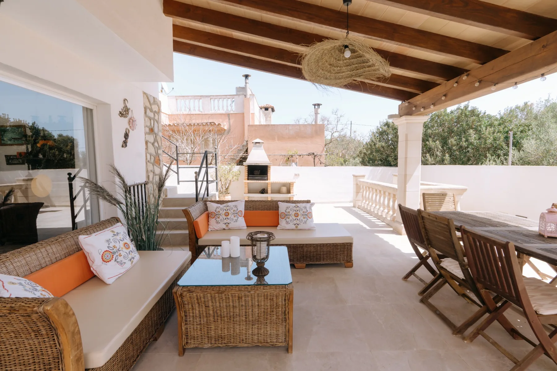 Terraza y comedor exterior