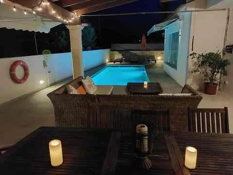 Villa Levante de noche
