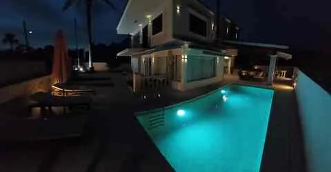 Terraza y piscina por la noche