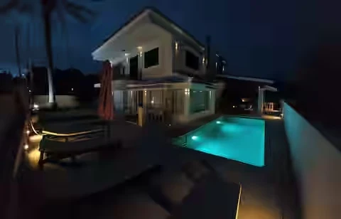 Villa Levante y piscina iluminada de noche